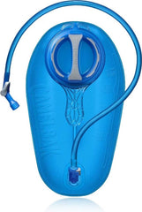 CamelBak vista frontal del reservorio 2L mostrando la tapa fácil de abrir y beneficio transporte seguro