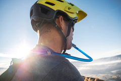 CamelBak reservorio siendo limpiado con pastilla para eliminar olores