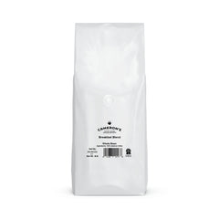 Cameron's Coffee primer plano de granos enteros, resalta frescura y calidad Arábica