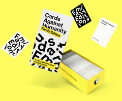 Familia jugando Cards Against Humanity Family Edition alrededor de la mesa fomentando unión y diversión