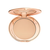 Charlotte Tilbury polvo compacto frontal mostrando acabado profesional