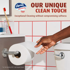 Charmin rollo comparado con un rollo regular que muestra tamaño