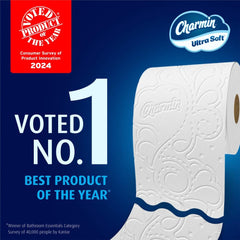 Charmin rollo desplegado en baño demostrando uso cómodo