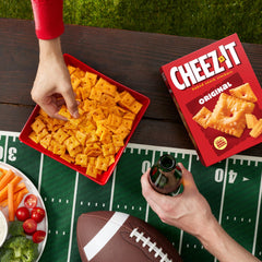 Cheez-It comparación de tamaño en mano para referencia práctica