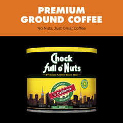 Chock Full o' Nuts vertido de café en taza resaltando color y cuerpo