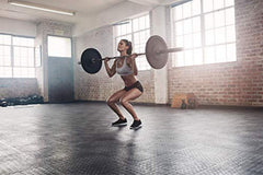 Clout Fitness comparación de tamaño junto a cinta métrica para escala