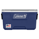 Coleman vista frontal del cooler mostrando tapa y portavasos, práctico para camping