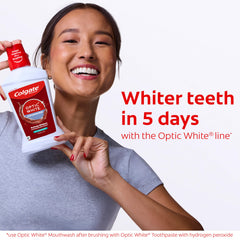 Persona enjuagándose con Colgate Optic White para aliento fresco y limpieza eficaz