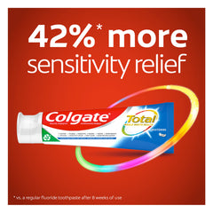 Colgate primer plano de la pasta saliendo del tubo, textura cremosa