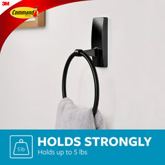 Command uso en baño junto al lavabo para mantener toallas a mano y ordenadas
