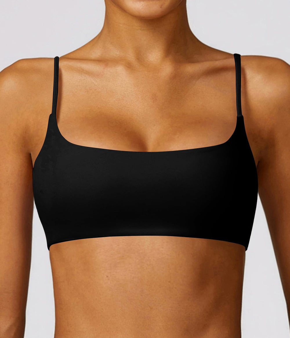 Comper vista frontal del bralette negro con tirantes finos y ajuste ligero