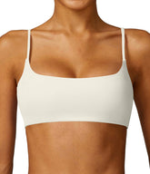 Comper vista frontal del bralette blanco mostrando ajuste y estilo