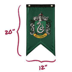 CON*QUEST banderas colgadas en dormitorio creando ambiente hogwartsiano