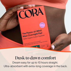 Cora toalla desplegada mostrando capa absorbente y diseño maxi