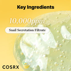 COSRX espuma densa en la mano demostrando limpieza suave y no agresiva