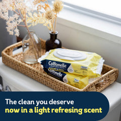 Cottonelle detalle de la tapa rígida flip-top que mantiene las toallitas húmedas y listas