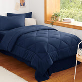 CozyLux edredón frontal azul marino mostrando aspecto acogedor y uniforme