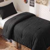 CozyLux edredón frontal negro mostrado en cama, aspecto elegante y acogedor