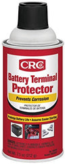 Aplicación CRC en borne de batería con aerosol creando película protectora que evita corrosión