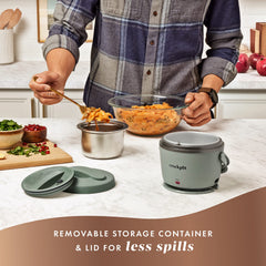 Crock-Pot caja en mano para comparar tamaño y demostrar su portabilidad