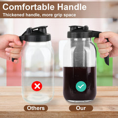 Cupluw jarra en uso vertiendo cold brew sin goteos con pico en V