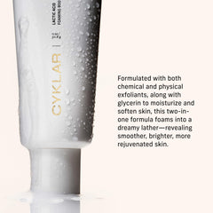 CYKLAR exfoliante en uso bajo la ducha demostrando aplicación fácil y efectiva