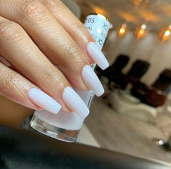 DAISY DND textura del gel blanco cremoso mostrando cobertura intensa