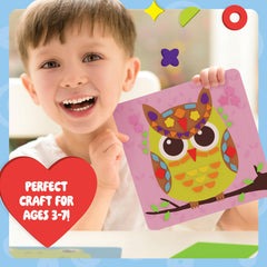 Dan&Darci niño pegando stickers disfrutando actividad limpia y segura