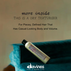 Davines spray aplicándose sobre cabello creando textura y volumen inmediato