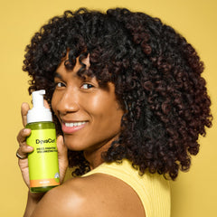 DevaCurl aplicación en mano mostrando control y ahorro