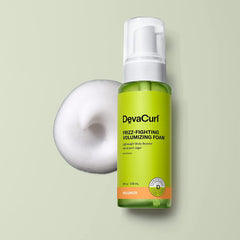 DevaCurl espuma textura ligera demostrando distribución fácil