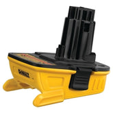 DEWALT adaptador DCA1820 vista frontal con encaje compatible y mayor versatilidad