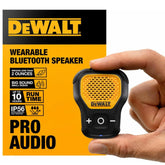 DEWALT altavoz frontal amarillo mostrando diseño portátil y sonido potente