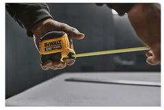 DEWALT Atomic Compact midiendo una viga con control de freno integrado para precisión