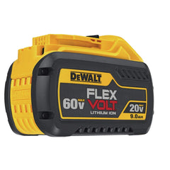 DEWALT DCB609 instalada en sierra demostrando mayor autonomía de trabajo