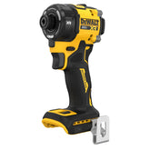 DEWALT DCF870B vista frontal compacta y potencia en espacios reducidos