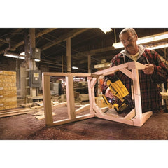 DEWALT DCN680B con clavos y accesorio, organización en obra