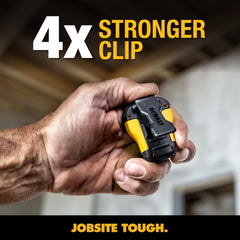 DEWALT clip reforzado en primer plano para sujeción segura en obra