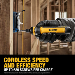 DEWALT luz LED encendida iluminando área de trabajo para mayor precisión