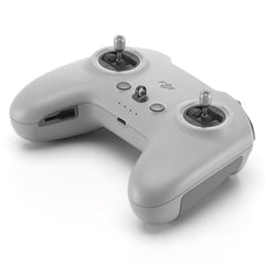DJI mando frontal mostrando diseño ligero y antena integrada