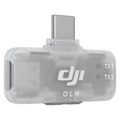 DJI receptor sujeto por un vlogger conectando transmisores para grabación móvil