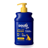 DOUXO champú avena frontal botella mostrando diseño y beneficio limpieza segura