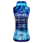 Downy envase frontal mostrando aroma Crisp Rain y Blue Eucalyptus y frescura duradera