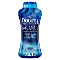 Downy envase frontal mostrando aroma Crisp Rain y Blue Eucalyptus y frescura duradera