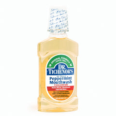 Dr. Tichenor's persona usando enjuague para fresca sensación bucal