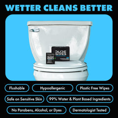 DUDE Wipes toallita en mano demostrando uso discreto y práctico