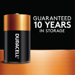 Duracell Coppertop C dentro de una linterna demostrando potencia confiable