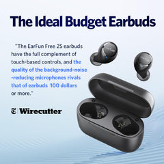EarFun Free 2S estuche abierto con auriculares y indicador de carga visible