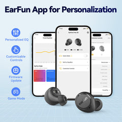 Persona usando EarFun Free 2S en estilo urbano para uso diario cómodo