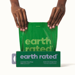 Earth Rated bolsa abierta 8x13 pulgadas demostrando tamaño útil